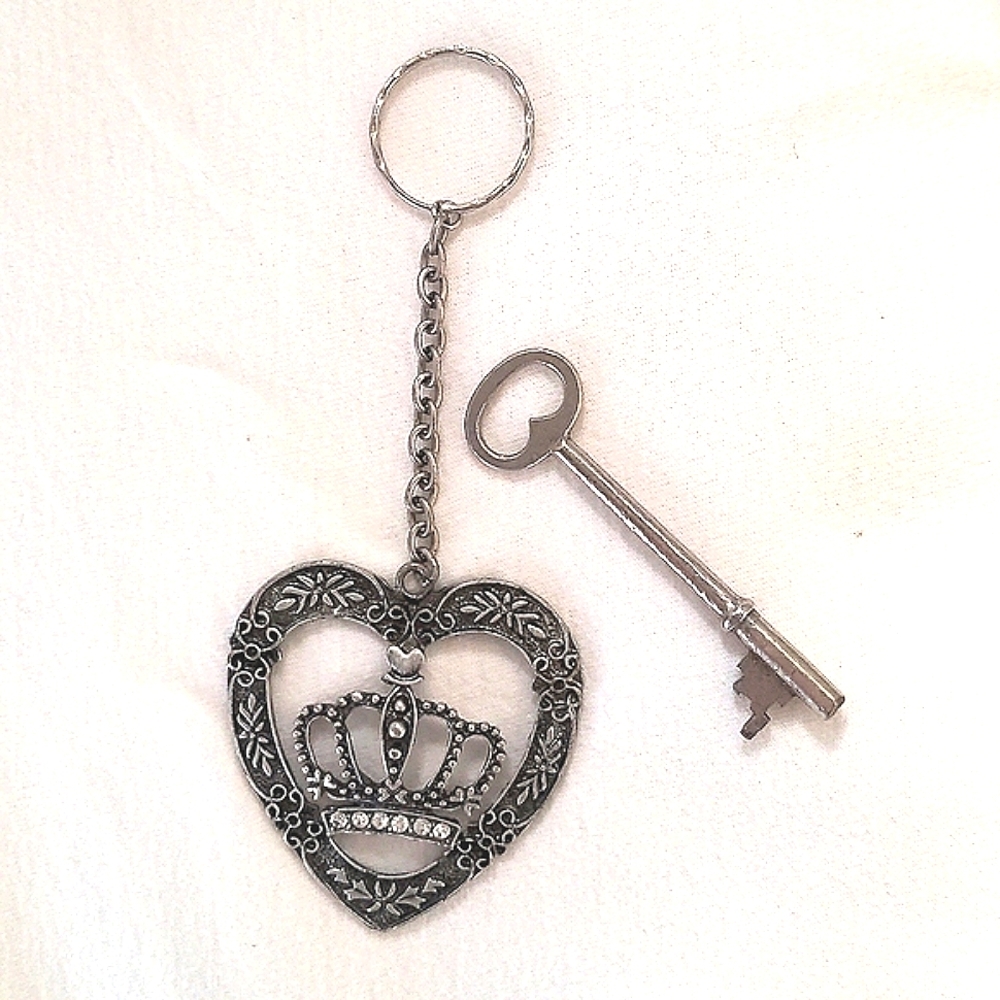 🌞🌞Silver Heart Key Chain with Crown Accent Valentine's gift